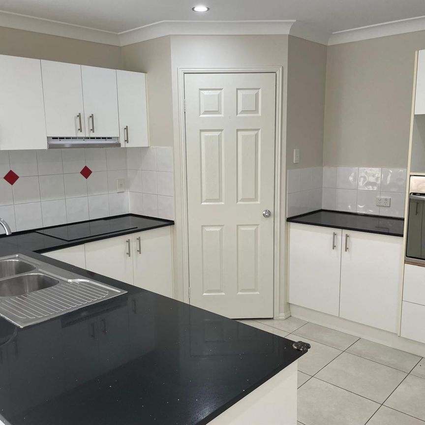 Spacious Family Home in Stretton College Catchment&excl; - Photo 1