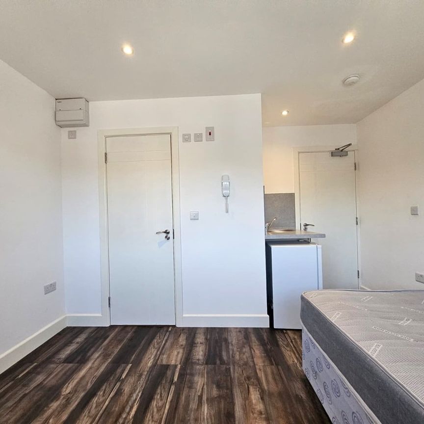 Studio Flat, Matthews Road, UB6 - Photo 1