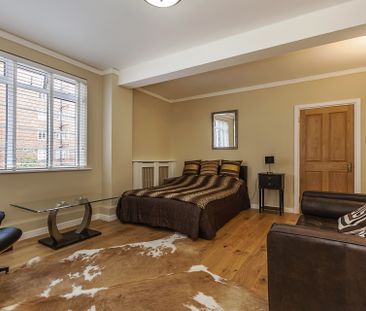 Latymer Court, Hammersmith Road, Hammersmith, London, W6 - Photo 6