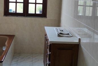 Quarto de casal com casa de banho privada em Viana
