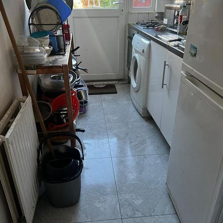 1 bedroom in a house share to rent - Photo 3