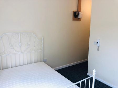 1 bedroom in a flat share to rent - Photo 2