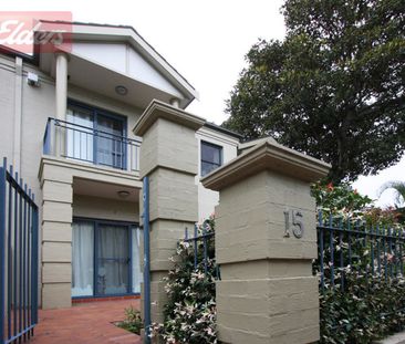 Superb Townhouse - Photo 3