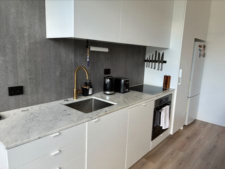 Step out to Victoria Park and the Viaduct. - Photo 2