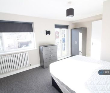 1 bedroom in a house share to rent - Photo 2