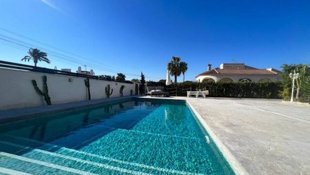 BEAUTIFUL MODERN VILLA WITH PRIVATE POOL IN TORREVIEJA, AVAILABLE UNTIL JUNE - Photo 2