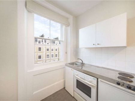 A studio benefitting from its own kitchenette and shared shower room facilities. Heating of water, mains water included in the rent. - Photo 3