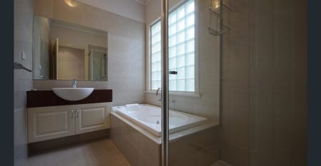 Lovely 3 Bedroom Home! - Photo 4