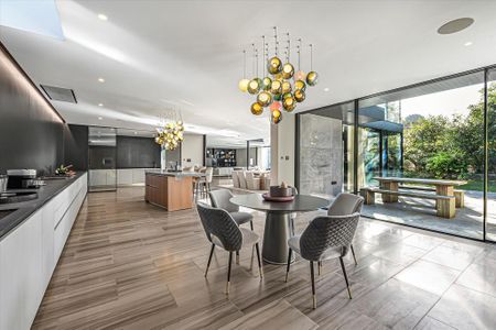 6 bedroom detached house to rent - Photo 5