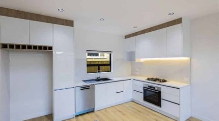 Ideal Family Living Ã¢ÂÂ Walk to Top Avondale Collage - Photo 4