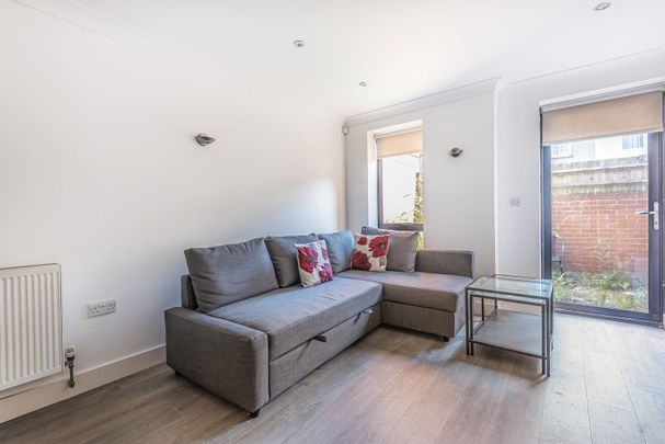 Waverley Crescent, London, SE18 - Photo 1