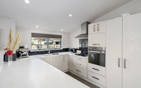 A fully renovated home with fully fenced section - Photo 5