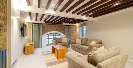 A stunning and characterful 2 bedroom, 2 bathroom and 2 reception rooms located within one of Wapping’s most sought-after Victorian warehouse conversions. - Photo 4
