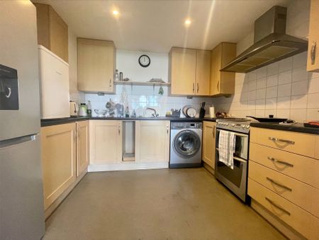 2 bedroom Flat in Crossway Point, Reading - Photo 4