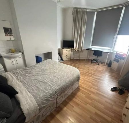 6 Bed Terraced House, Margery Park Road, E7 - Photo 4