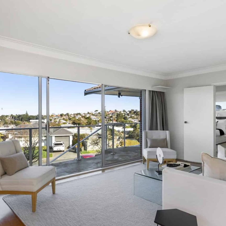 Beautifully Renovated Family Home with Harbour & C - Photo 1