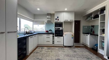 Renovated Large Brick 3brm Duplex House - Photo 2