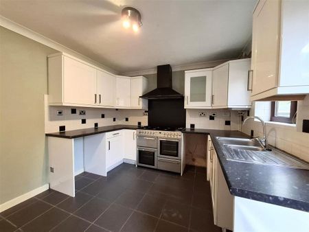 2 bedroom semi-detached house to rent - Photo 5