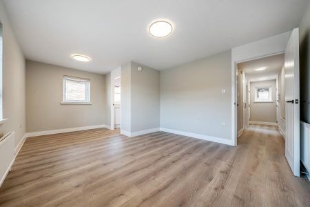 Racks Court, Guildford, GU1 - Photo 2