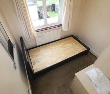 5 bedroom end of terrace house to rent - Photo 4