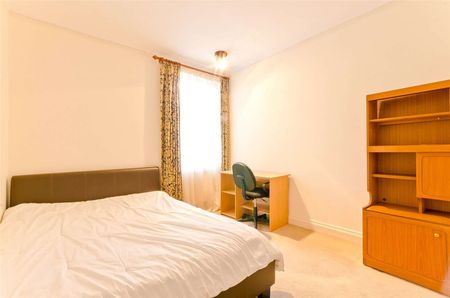 A lovely three bedroom mansion flat that has been finished to a high standard throughout. - Photo 3