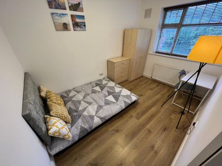 4 bedroom flat to rent - Photo 4