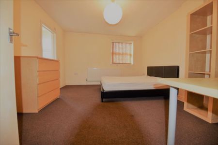 2 bedroom Flat in 14 Ragland Road, Leeds - Photo 3