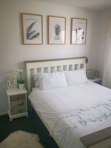 Sunny unfurnished apartment with outdoor pool - Photo 2