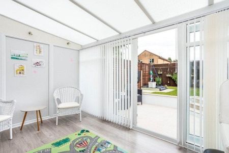 Cottesmore Green 3 bedroom link detached house to rent - Photo 3