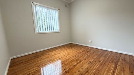 Neat And Tidy 3 Bedroom Home With A Sunroom!! - Photo 2