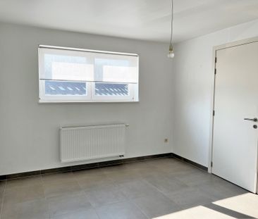 Halfopen woning met 3 slaapkamers, tuin en garage. - Photo 2