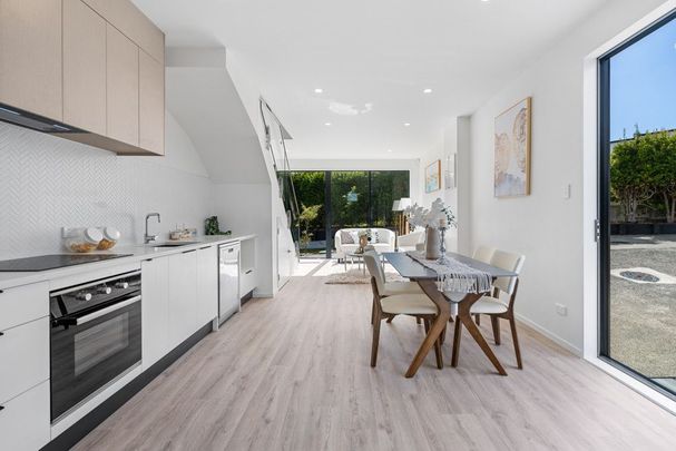 6/10 Hutchinsons Road, Bucklands Beach, NZ 2014 - Photo 1