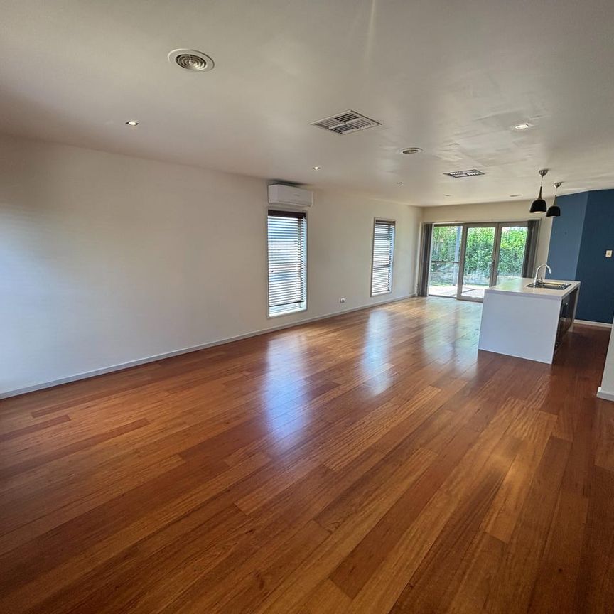 Central 2 Bedroom Townhouse - Photo 1