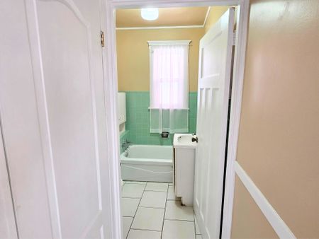For Lease - 214 Fairfield Avenue, Hamilton, Ontario - Photo 4