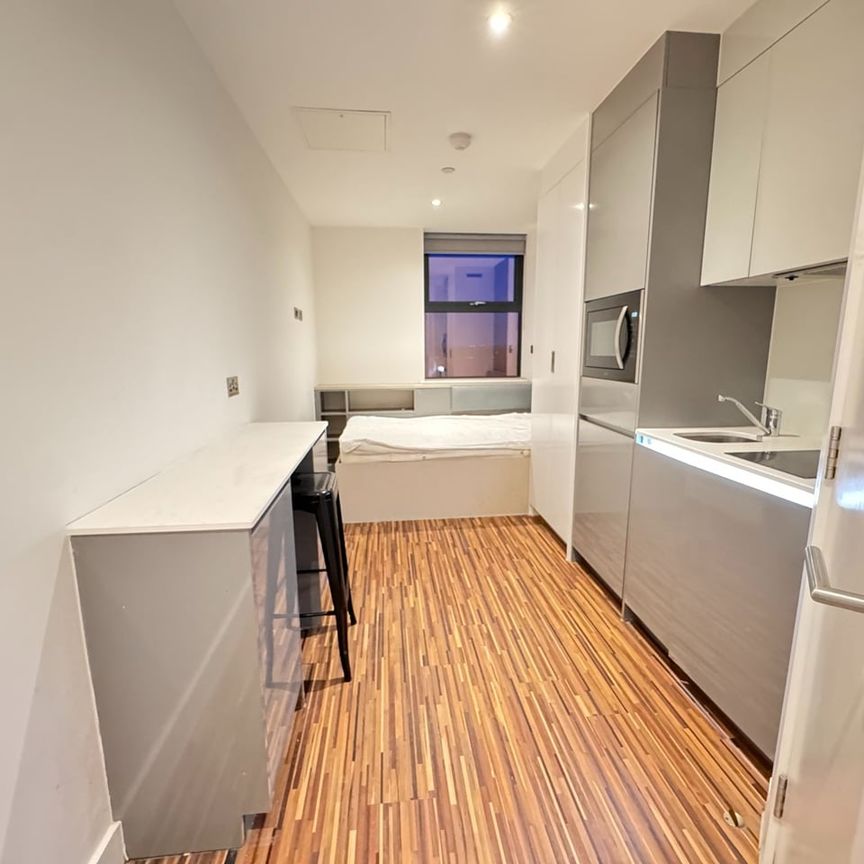 Studio Flat, West Point, M16 - Photo 1