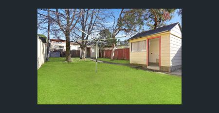 Spacious Three-Bedroom House - Photo 5