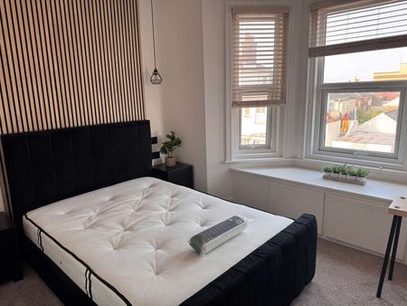 7 stunning Studio Flats in a great location for hospital staff - Photo 3