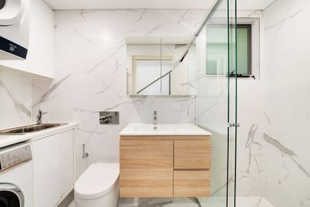 Tri Level Freestanding Home - Fully Furnished - Photo 3