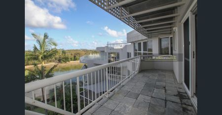 2br top floor unit with water views - Photo 2