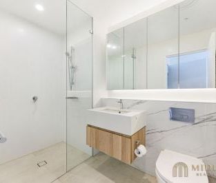 Sophisticated Two-Bedroom Residence with Iconic Harbour Views - Photo 4