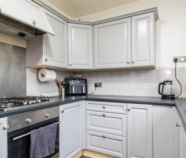 3 bed House - Semi-Detached To Let - Photo 3
