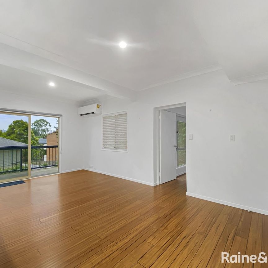 Spacious, Air-conditioned Tri Level Townhouse in a Quiet Taringa Street - Photo 1