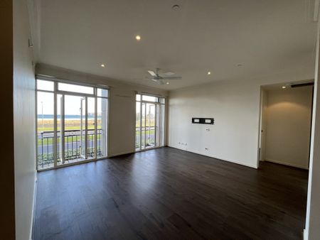 Beachfront Apartment With Study for Lease – Wake Up to Bay Views! - Photo 3