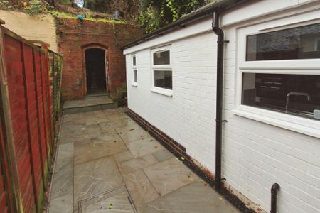 4 bedroom terraced house to rent - Photo 5