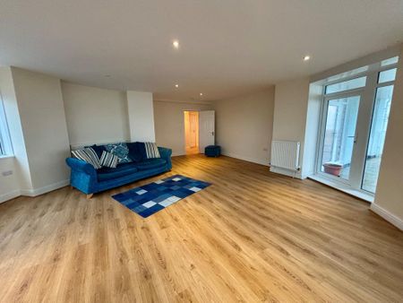 3 bedroom flat to rent - Photo 2