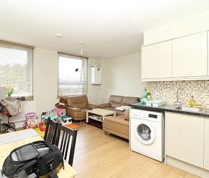 2 Bedrooms Flat to rent in Eastwood Close, London E18 | £ 311 - Photo 1
