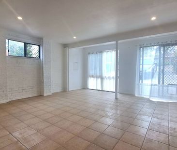 Downstairs Studio apartment in Alexandra Hills - INCLUDES UTILITIES - Photo 2