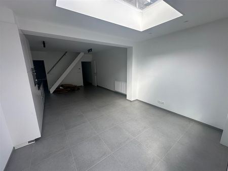 Gerenoveerde woning met 2 slaapkamers, bureel/hobbykamer en ruim terras - Photo 2