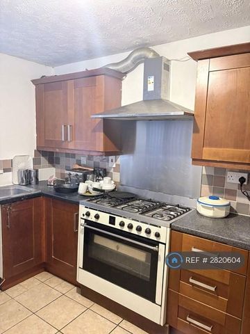 1 bedroom in a house share to rent - Photo 3