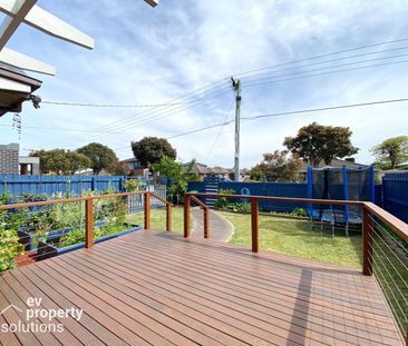 Chic Family Home minutes away from Chelsea beach!!! - Photo 6